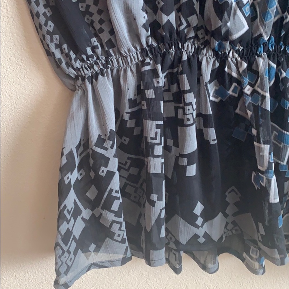 Capacity Blouse - Picture 4 of 7